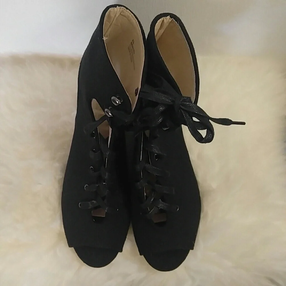 NWOT peep toe lace up‎ wedges